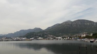Karadağ 'ın güneyinde bir kıyı kasabası olan Bar limanındaki tekneler