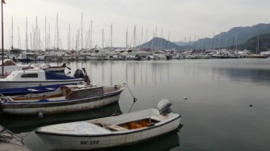 Karadağ 'ın güneyinde bir kıyı kasabası olan Bar limanındaki tekneler