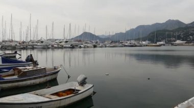Güney Karadağ 'da bir kıyı kasabası olan Bar limanındaki teknelerden pan
