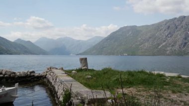 Kotor Bay Montenegro 'da küçük bir limandaki balıkçı teknesinden Pan
