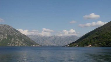 Karadağ 'daki fiyortlu ve dağlı Kotor Körfezi' nden zaman aşımı