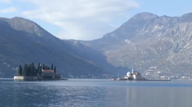Aziz George adası ve eski Perast Montenegro 'daki yapay ada Gospa od Skrpjela