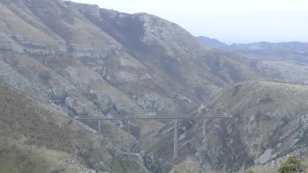 リジェカ ヴィアドュクト Mala Rijeka Viaduct モンテネグロのベオグラード バー鉄道のヴィアドュクトである — ストック動画