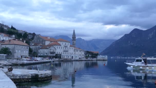 Trajekt Přijíždějící Dvou Ostrovů Perast Montenegro — Stock video