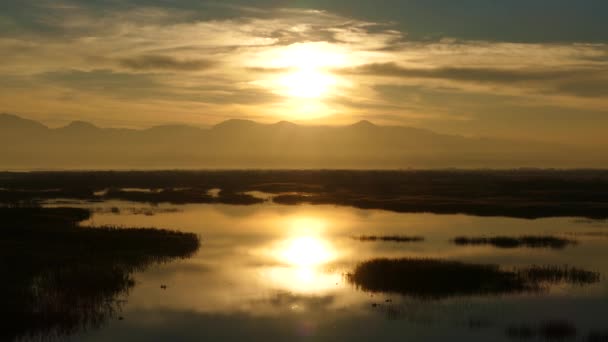 Ηλιοβασίλεμα Στο Εθνικό Πάρκο Της Λίμνης Σκάνταρ Στο Μαυροβούνιο — Αρχείο Βίντεο