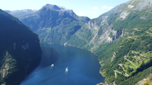 ノルウェーのGeiranger Fjord周辺の水でのクルーズ船 — ストック動画