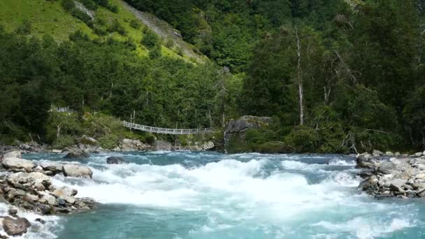 Ruisseau bleu clair sauvage dans le parc Morkidsdalen Skjolden Norvège