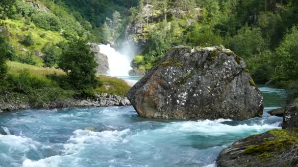 Gran Piedra Río Azul Claro Parque Morkidsdalen Skjolden Noruega — Vídeos de Stock