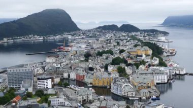 Norveç 'in daha fazla og Romsdal ilçesine bağlı Alesund şehri ve belediyesine bakın.