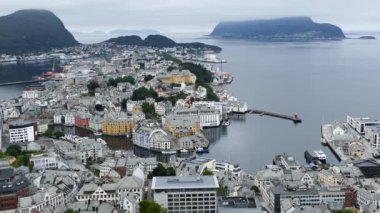 Norveç 'in daha fazla og Romsdal ilçesine bağlı Alesund şehri ve belediyesine bakın.