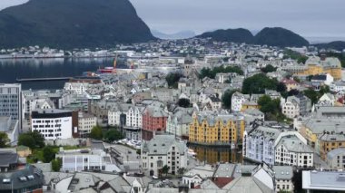 Norveç 'in daha fazla og Romsdal ilçesine bağlı Alesund şehri ve belediyesine bakın.
