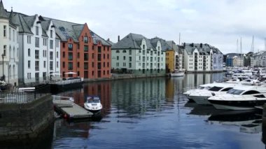 Alesund Norveç 'te tekneleri ve renkli evleri olan Cannal.