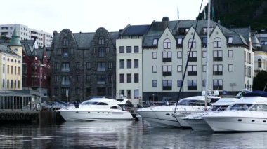 Alesund Norveç limanında modern motorlu tekneler