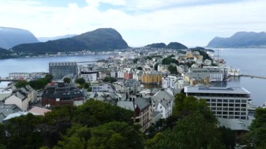 Norveç 'in daha fazla og Romsdal ilçesine bağlı Alesund şehri ve belediyesine bakın.