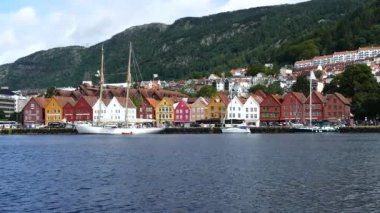 Bryggen (rıhtım) önündeki yelkenli Bergen, Norveç 'teki Vagen limanındaki Tyskebryggen binaları