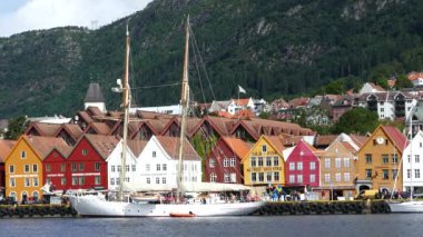 Bryggen (rıhtım) önündeki yelkenli Bergen, Norveç 'teki Vagen limanındaki Tyskebryggen binaları
