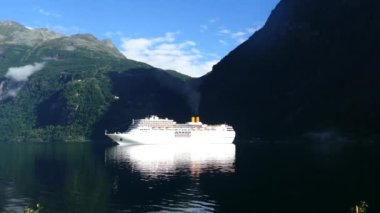 Norveç 'teki Geiranger Fjord' da büyük bir yolcu gemisi.
