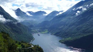 Norveç 'te bir yolcu gemisi olan Geiranger Fjord.