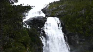 Norveç 'teki Hardangervidda Ulusal Parkı' nda büyük bir şelale.