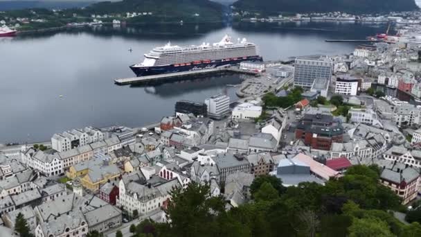 Alesund Haven Met Een Groot Cruiseschip Noorwegen — Stockvideo