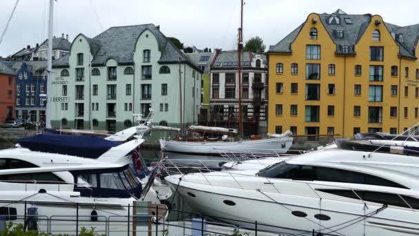 Barcos Motor Modernos Velero Frente Las Coloridas Casas Alesund Noruega — Vídeo de stock