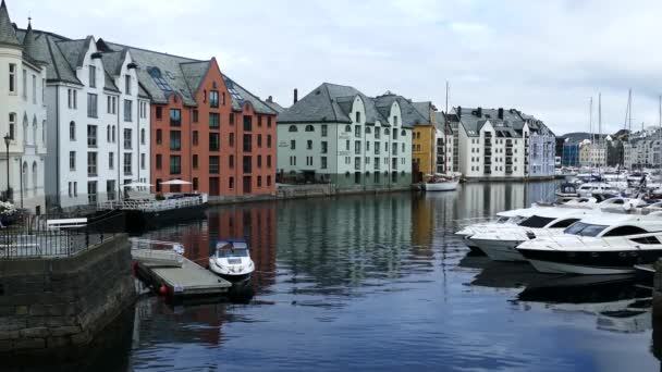 Cannal Con Barcos Casas Colores Alesund Noruega — Vídeos de Stock