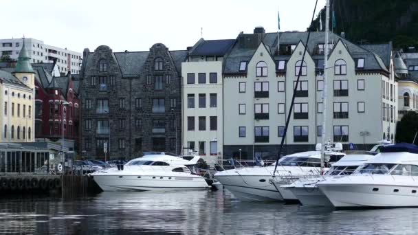アリスンド ノルウェー港の近代的なモーターボート — ストック動画
