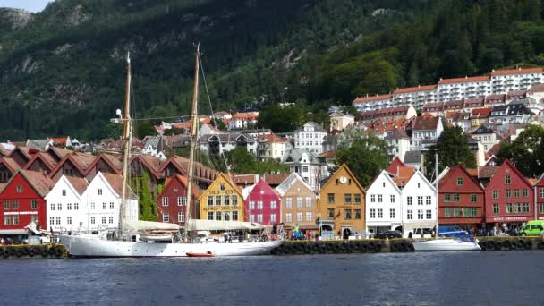 Sailboat Front Bryggen Dock Tyskebryggen Buildings Vagen Harbour Bergen Norway — Stock Video