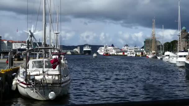 Velero Puerto Vagen Bergen Noruega — Vídeos de Stock