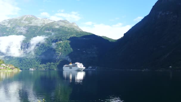 ノルウェーのGeiranger Fjordでの大きなクルーズ船 — ストック動画