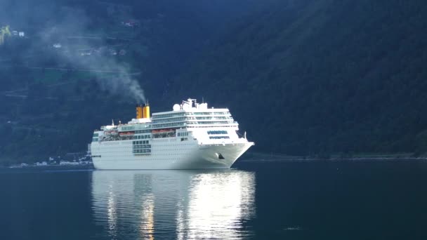 Grande Nave Crociera Fiordo Geiranger Norvegia — Video Stock