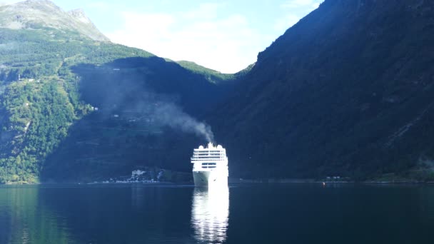 Grande Nave Crociera Fiordo Geiranger Norvegia — Video Stock