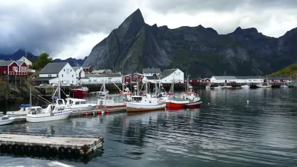 Der Hafen Des Kleinen Fischerdorfes Hamnoy Norwegen — Stockvideo
