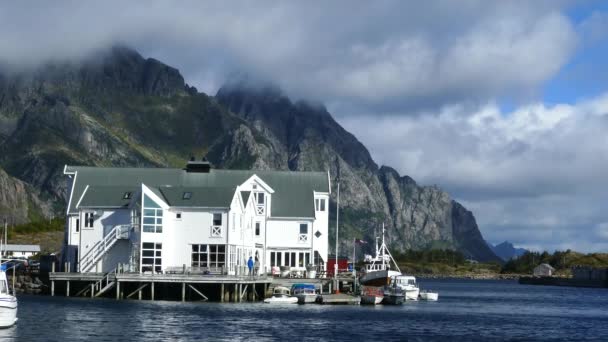 Большой Белый Дом Рыбацкой Деревне Henningsvaer Норвегия — стоковое видео