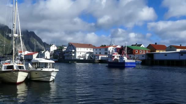 Рыбацкая Лодка Проходящая Мимо Деревни Хеннингсваер Норвегия — стоковое видео
