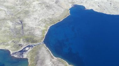 Norveç 'in Jotunheimen Ulusal Parkı' ndaki havacılık gölü manzarası