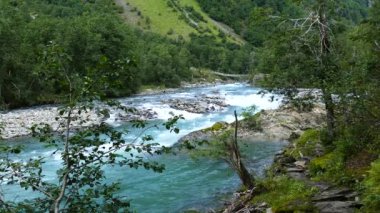 Morkidsdalen parkındaki açık mavi dere Skjolden Norveç