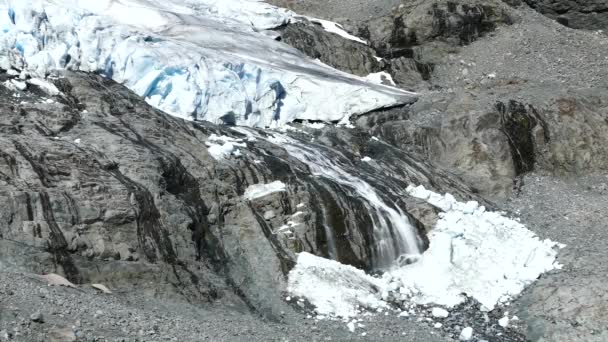 常天門国立公園の滝を作る氷河からの融雪 ノルウェー — ストック動画
