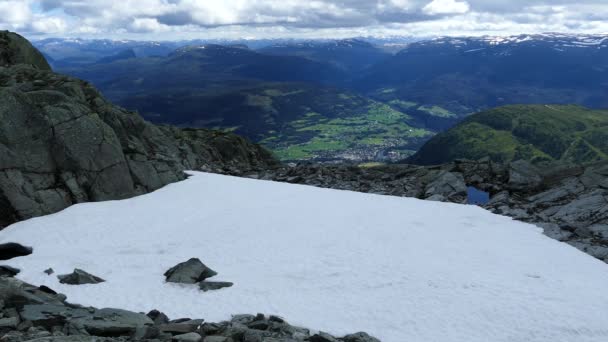 ノルウェーのロナホルギ山からの雪で見られる美しい風景 — ストック動画