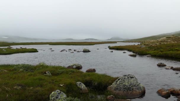 Sjön Med Sten Och Dimma Voringfossen Norge — Stockvideo