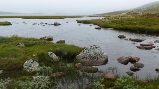 Lago Con Piedra Niebla Voringfossen Noruega — Vídeos de Stock