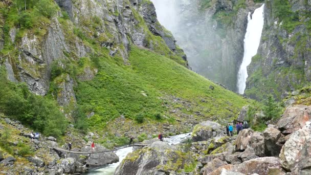 Touristen Gehen Über Eine Brücke Voringfossen Norwegen — Stockvideo