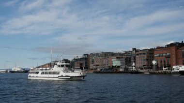 Feribot Oslo Norveç limanına yanaşıyor.