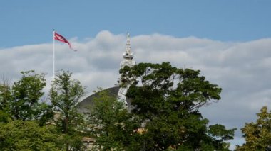Norveç bayrağı Oslo Norveç Ulusal Tiyatrosu 'nun çatısında