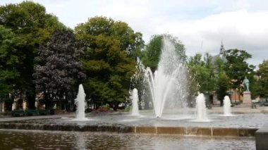 Arka planda Ulusal Tiyatro ile Çeşme Oslo Norveç
