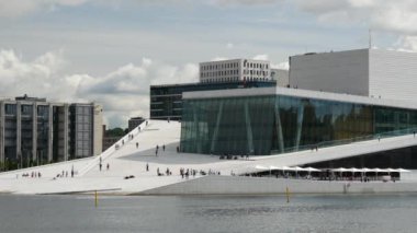 Norveç 'te bulutlu bir günde Oslo Opera Binası