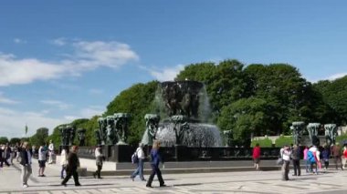 Vigeland heykel parkı Oslo Norveç 'teki çeşmenin etrafındaki kalabalıktan zaman daralıyor
