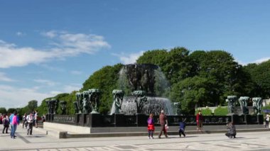 Vigeland heykel parkı Oslo Norveç 'teki çeşmenin etrafında kalabalık