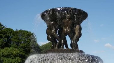 Vigeland heykel parkı Oslo Norveç 'teki çeşmenin yakınında.