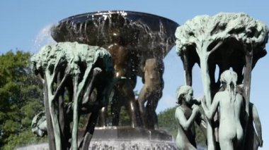 Vigeland heykel parkı Oslo Norveç 'teki çeşmenin yakınında.